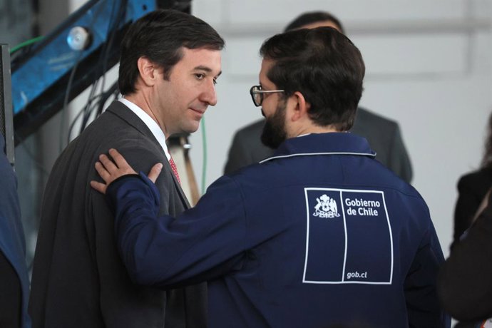 Santiago 21 de noviembre 2024.  El Presidente Gabriel Boric,  saluda al Presidente de la UDI, Guillermo Ramirez, luego de su participacion en el Encuentro por Chile, organizado por Tenemos que Hablar de Chile, plataforma de participacion y dialogo