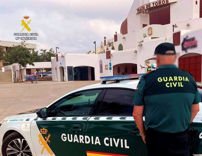 Agente de la Guardia Civil en Almería.