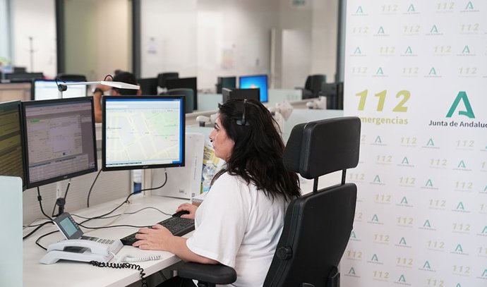 Archivo - Una operadora en la sala regional de 112 Andalucía. (Imagen de archivo). 