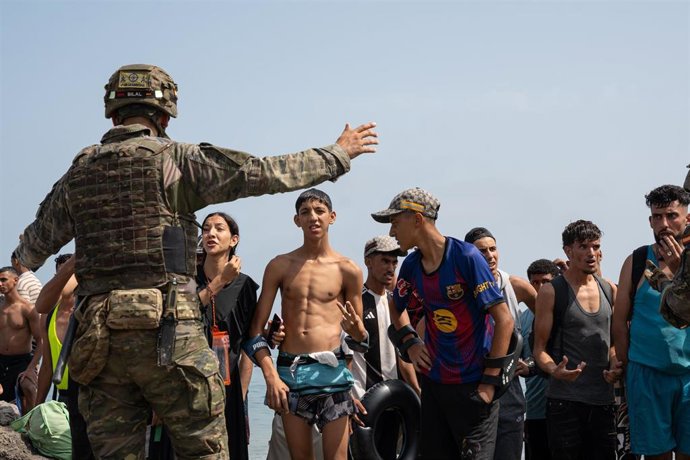 Grupo de personas en Ceuta tras cruzar de manera irregular desde Marruecos.
