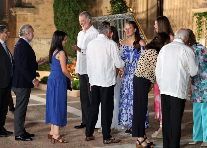 Archivo - Los Reyes Don Felipe y Doña Letizia, la Princesa Leonor y la Infanta Sofía durante la recepción a las autoridades y una representación de la sociedad balear en el Palacio de Marivent, a 4 de agosto de 2025, en Palma de Mallorca (Islas Baleares, 