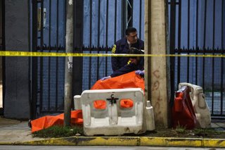 Santiago, 31 de julio de 2026.  Un carabinero de franco que se identifica como Guardia de Palacio frustra a balazos el robo de su vehiculo mientras viajaba con su familia matando a uno de los delincuentes en calle Departamental con gran Avenida en la