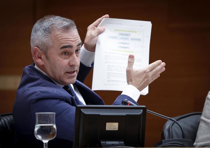 Archivo - El conseller Miguel Barrachina en Les Corts