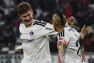 Futbol, Colo Colo vs O’Higgins. Fecha 1, Copa Chile 2026. El jugador de Colo Colo Joaquin Sosa, izquierda, celebra con Arturo Vidal tras marcar un gol contra O’Higgins durante el partido de la Copa Chile disputado en el estadio Monumental de Santiago,