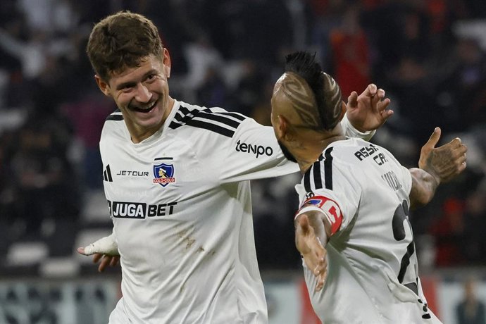 Futbol, Colo Colo vs O’Higgins. Fecha 1, Copa Chile 2026. El jugador de Colo Colo Joaquin Sosa, izquierda, celebra con Arturo Vidal tras marcar un gol contra O’Higgins durante el partido de la Copa Chile disputado en el estadio Monumental de Santiago,