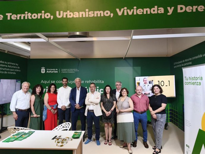 El consejer de Ordenación de Territorio, Urbanismo, Vivienda y Derechos Ciudadanos, oen su visita la Feria Internacional de Muestras de Asturias (Fidma).