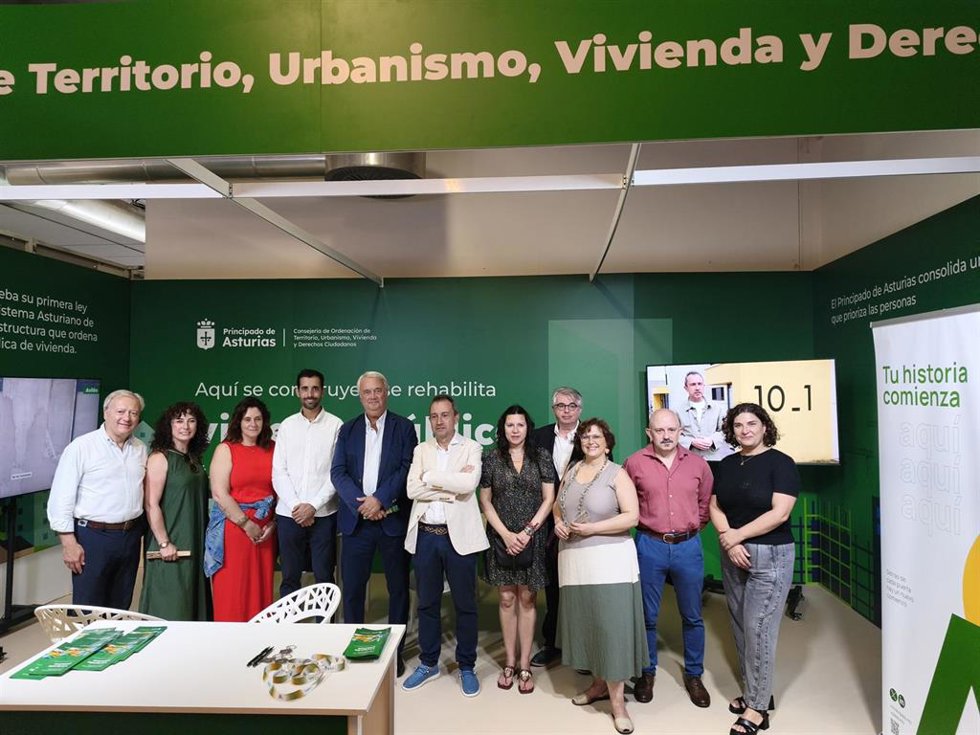 El consejer de Ordenación de Territorio, Urbanismo, Vivienda y Derechos Ciudadanos, oen su visita la Feria Internacional de Muestras de Asturias (Fidma).