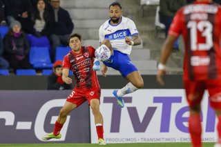 Futbol, Universidad Catolica vs Deportes Copiapo. Fecha 5, Copa Chile 2026. El jugador de Universidad Catolica Bernardo Cerezo, derecha, disputa el balon con Fabian Tabilo de Deportes Copiapo durante el partido de la Copa Chile realizado en el Claro