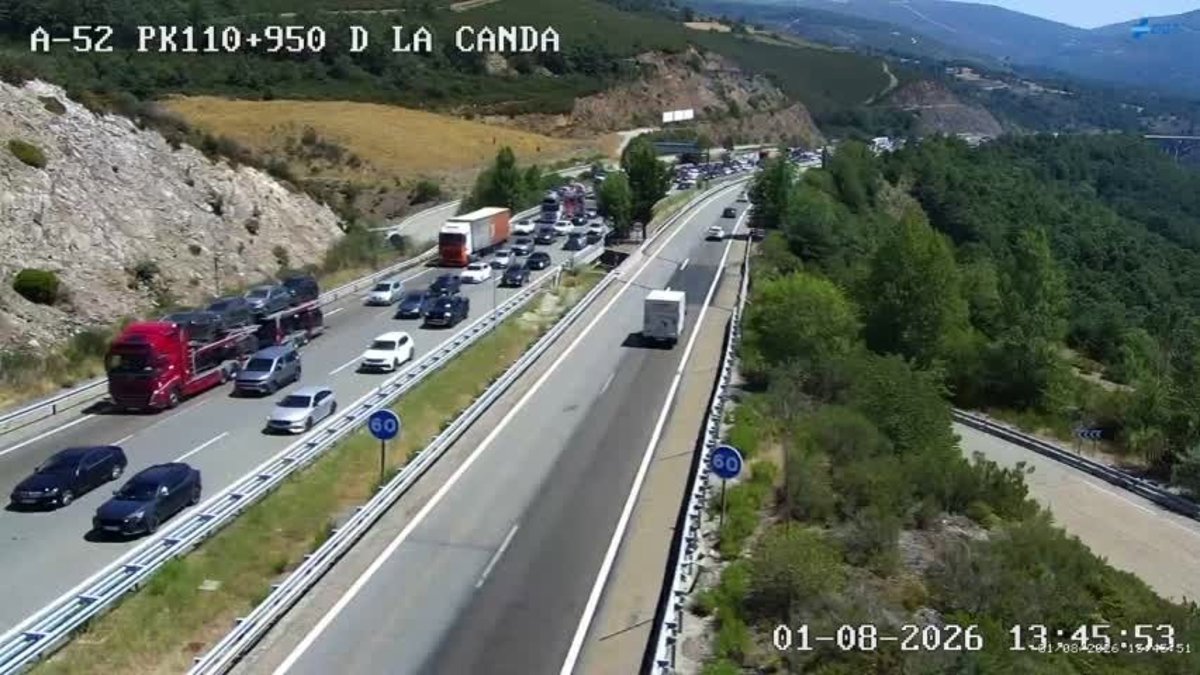 Las obras en la A-52 causan retenciones en ambos sentidos, coincidiendo con la operación salida de agosto