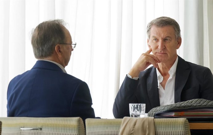 El presidente del PP, Alberto Núéz Feijóo, junto a Juan Jesús Vivas, presidente de Ceuta, a 1 de agosto de 2026, en Ceuta (España).