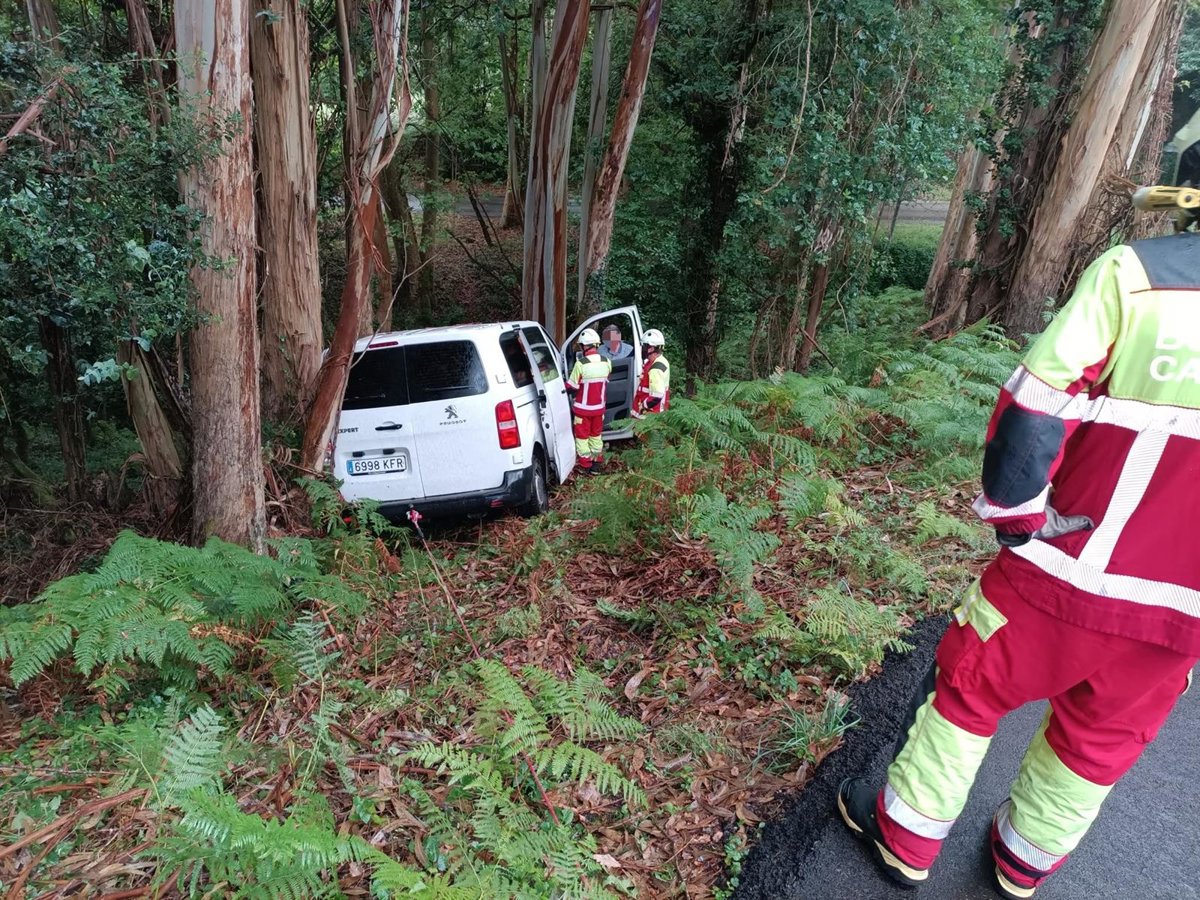 Rescatado un conductor que no podía salir de su furgoneta tras chocar con un árbol en Liendo