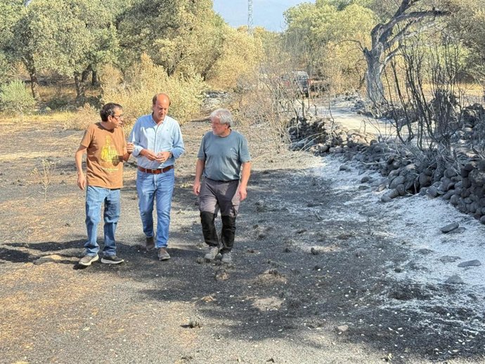 El consejero de Agricultura, Ganadería, Medio Rural y Política Ambiental, Joaquín Antonio Pino, conoce sobre el terreno las necesidades de las explotaciones una vez realizado el seguimiento del suministro urgente de alimento