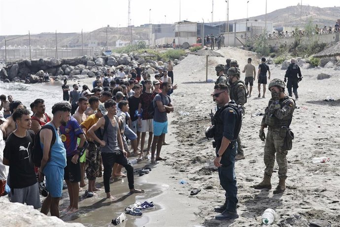 Decenas de personas intentando cruzar la frontera, a 31 de julio de 2026, en Ceuta (España).