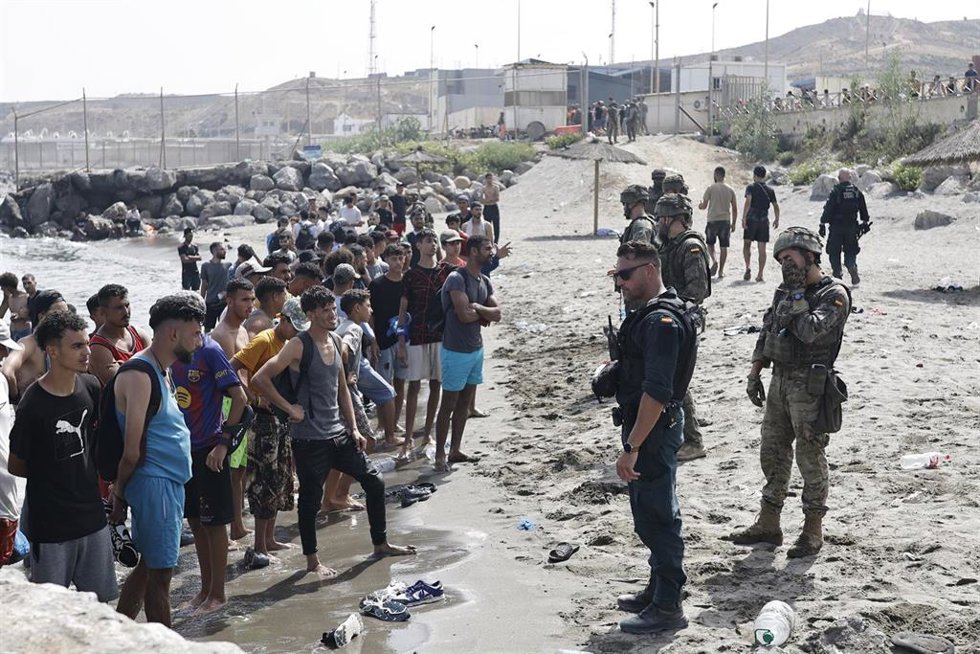 Decenas de personas intentando cruzar la frontera, a 31 de julio de 2026, en Ceuta (España).