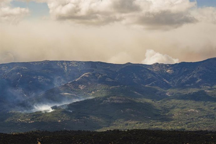 Columnas de humo del fuego forestal en Navaluenga, Ávila