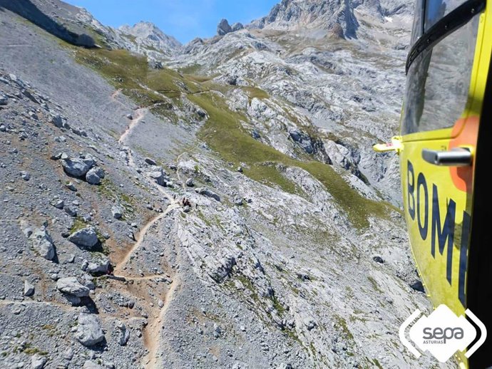 Dos senderistas son rescatados con lesiones en Cabrales tras sufrir un esguince y una caída