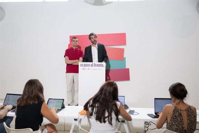 El coordinador general de Izquierda Unida, Antonio Maíllo (i), y el ministro de Cultura, Ernest Urtasun (d), durante una rueda de prensa en el Espacio Ecooo, a 20 de julio de 2026, en Madrid (España).