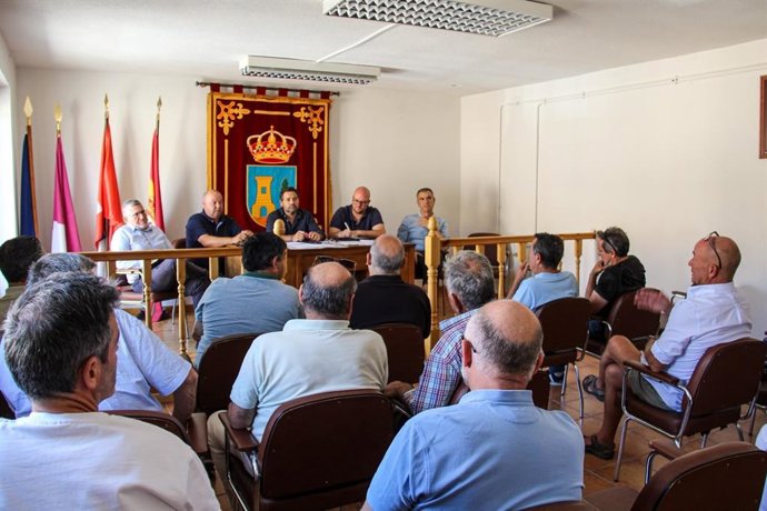 El presidente del PP de C-LM, Paco Núñez, reunido con alcaldes de municipios afectados por el incendio de La Mierla.
