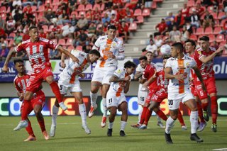 Futbol, Union La Calera vs Cobresal. Fecha 2, campeonato nacional 2026. El jugador de Cobresal, Agustin Nadruz, izquierda, marca su gol contra Union La Calera durante el partido de primera division realizado en el estadio Nicolas Chahuan de La Calera,
