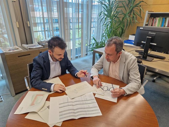Archivo - El director general de Vivienda, Jesús Daniel Sánchez, y el consejero Ovidio Zapico.