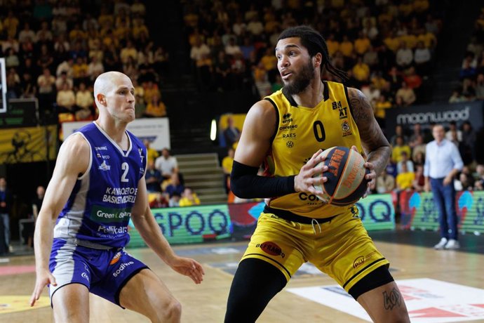 Archivo - June 7, 2025, Oostende, Belgium: Mechelen's Yannick Dammen and Oostende's Timmy Allen fight for the ball during a basketball match between BC Oostende and Kangoeroes Mechelen, Saturday 07 June 2025 in Oostende, the fourth game of the best-of-5 f