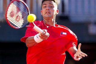 Tenis, Chile vs Serbia. Copa Davis 2026. El jugador de Chile Tomas Barrios regresa la pelota frente a Dusan Lajovic de Serbia durante el partido de sinles de la Copa Davis valido por el Grupo Mundial, disputado en el Court Central Anita Lizana, Parque