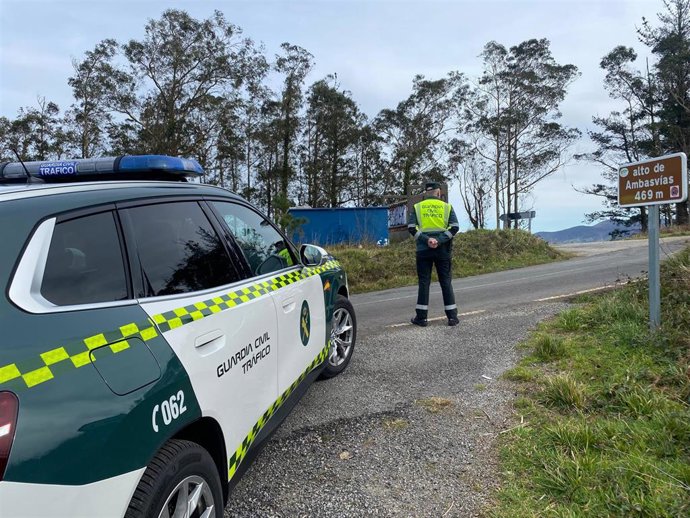 Archivo - Un agente de la Guardia Civil en el alto de Ambasvías.