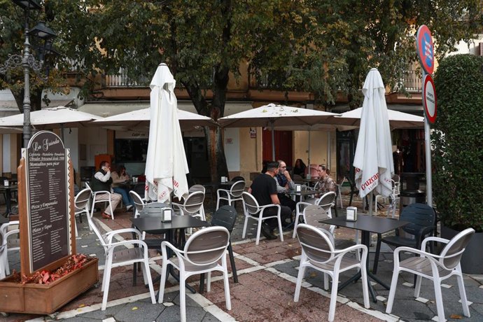 Archivo - Una terraza de un bar