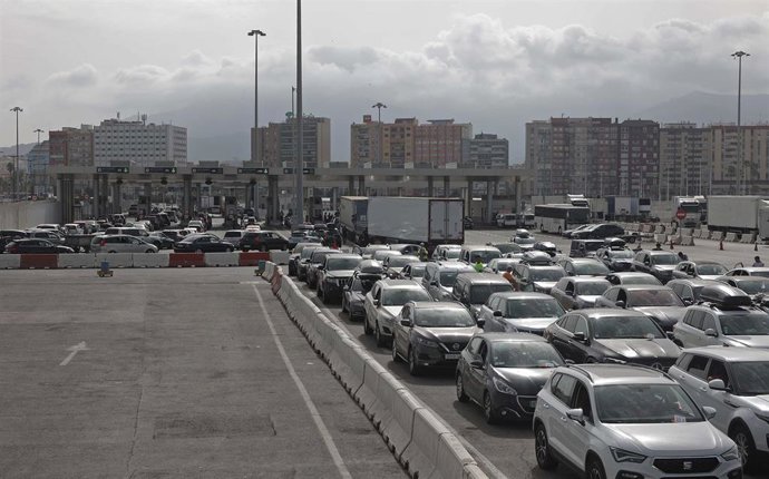 Archivo - Numerosos vehículos esperan para cruzar la frontera en el puerto de Algeciras. A 30 de agosto de 2024, en Algeciras, Cádiz (Andalucía, España).