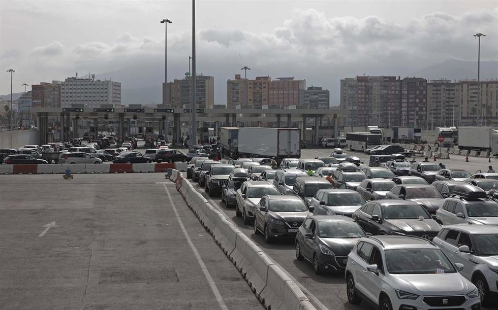 Archivo - Numerosos vehículos esperan para cruzar la frontera en el puerto de Algeciras. A 30 de agosto de 2024, en Algeciras, Cádiz (Andalucía, España).