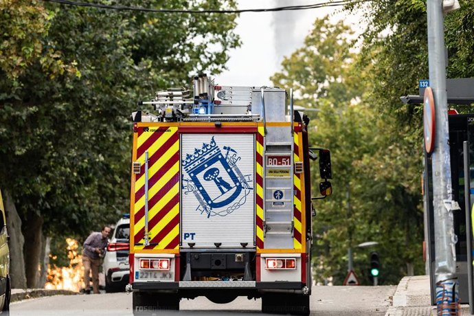 Archivo - Un camión de Bomberos junto al fuego en el Colegio Mayor Nuestra Señora de África en Ciudad Universitaria, a 24 de octubre de 2023, en Madrid (España).