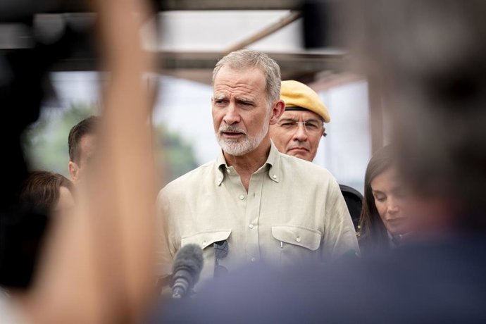 El Rey Felipe VI durante la visita a los evacuados por el incendio de la sierra oeste, en el polideportivo La Chopera, a 26 de julio de 2026, en Villamanta, Madrid (España). 