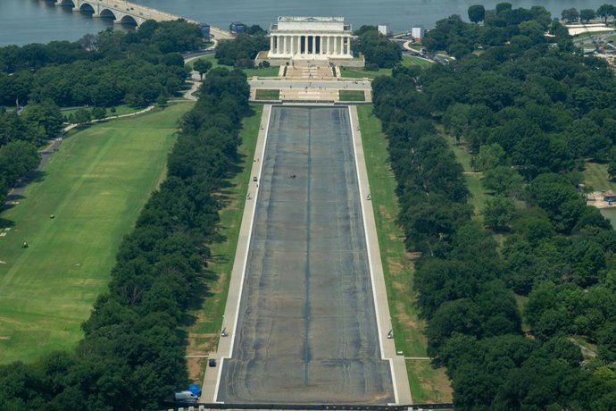 15 de julho de 2026, Washington, Distrito de Columbia, EUA: Equipes examinam o espelho d’água, agora vazio, em Washington, D.C..