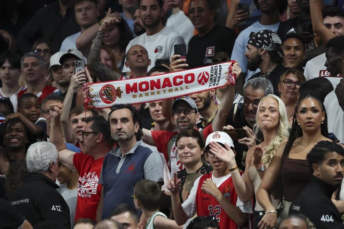Archivo - Aficionados del AS Monaco Basket.