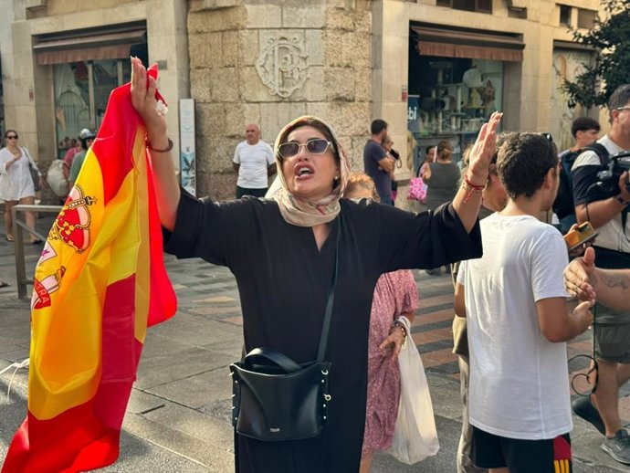 Una ciudadana de Ceuta porta una bandera de España.