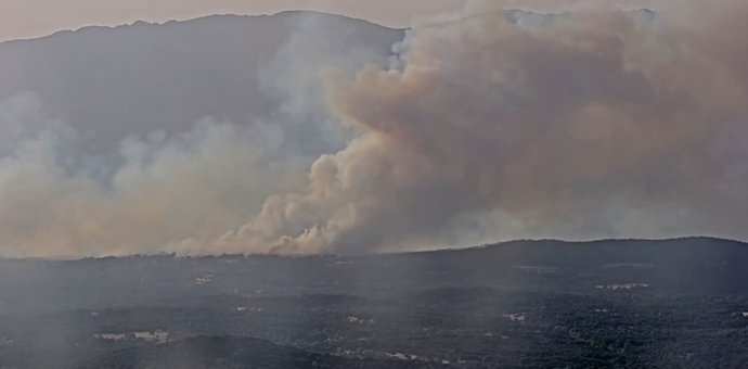 Una "posible reactivacion" del incendio de Burgohondo (Ávila) obliga a evacuar una urbanización de La Adrada