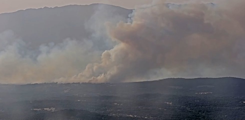 Una "posible reactivacion" del incendio de Burgohondo (Ávila) obliga a evacuar una urbanización de La Adrada