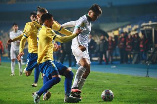 Futbol, Universidad de Concepcion vs Audax Italiano Decimoseptima fecha, campeonato Nacional 2026. El jugador de Audax Italiano Damian Pizarro, centro, juega el balon contra Universidad de Concepcion durante el partido de primera division disputado en el