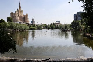 Archivo - RUSSIA, MOSCOW - MAY 22, 2026: A view of the Kudrinskaya Square Building as seen from the Moscow Zoo