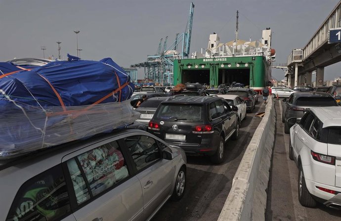 Archivo - Numerosos vehículos cruzan la frontera en el puerto de Algeciras. 