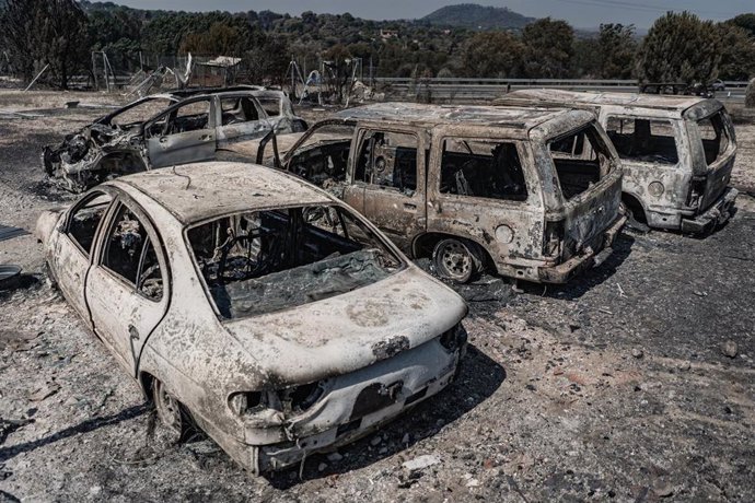 Varios coches calcinados a consecuencia del fuego, a 1 de agosto de 2026, en San Martín de Valdeiglesias, Madrid (España)