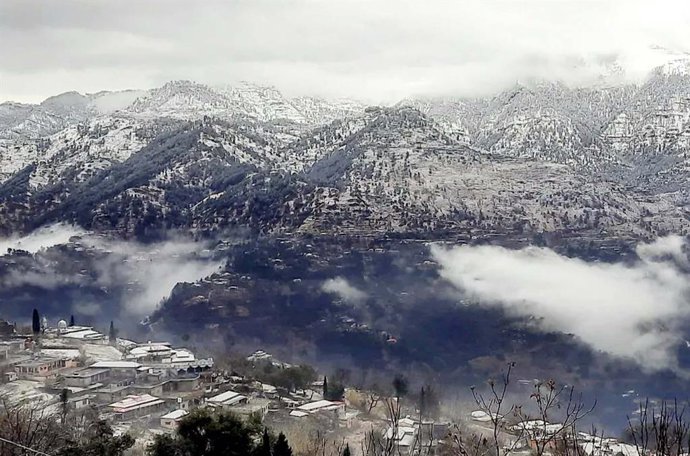 Archivo - September 24, 2025, Pakistan: ABBOTTABAD, PAKISTAN, JAN 24: Beautiful eye-catching view of clouds during cloudy .weather of winter season while mountains covered with snow after the heavy snowfall of winter .season, which more decreases the temp