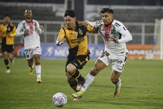 Futbol, Palestino vs Coquimbo Unido Fecha 17 de Liga de Primera 2026. El jugador de Coquimbo Unido  Cristian Zavala, izquierda, disputa el balon contra Dilan Zuniga de Palestino durante el partido de la Liga de Primera disputado en el Estadio Municipal