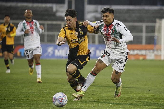 Futbol, Palestino vs Coquimbo Unido Fecha 17 de Liga de Primera 2026. El jugador de Coquimbo Unido  Cristian Zavala, izquierda, disputa el balon contra Dilan Zuniga de Palestino durante el partido de la Liga de Primera disputado en el Estadio Municipal