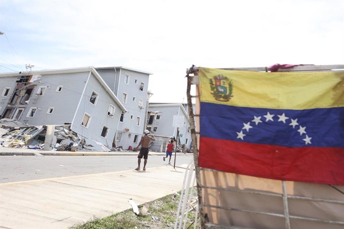 Archivo - Arquivo - LA GUAIRA, 29 de junho de 2026  -- Uma bandeira nacional venezuelana é vista em uma área afetada por terremotos em Playa Grande, no estado de La Guaira, na Venezuela, em 28 de junho de 2026. O presidente da Assembleia Nacional da Venez