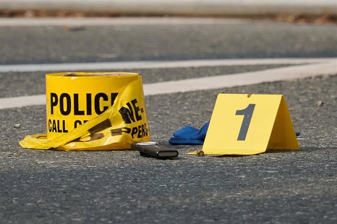 Archivo - Un casquillo yace junto a un marcador de pruebas mientras la policía investiga el lugar de un tiroteo ocurrido a primera hora de la mañana frente al Consulado de EE. UU. en Toronto.