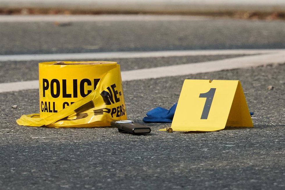 Archivo - Un casquillo yace junto a un marcador de pruebas mientras la policía investiga el lugar de un tiroteo ocurrido a primera hora de la mañana frente al Consulado de EE. UU. en Toronto.