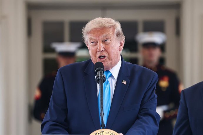 30 de julho de 2026, Washington, Distrito de Columbia, EUA: O presidente dos EUA, Donald Trump, anuncia um programa para permitir que veteranos acelerem sua carreira no setor de transporte rodoviário comercial, em frente à Casa Branca, em Washington, DC, 