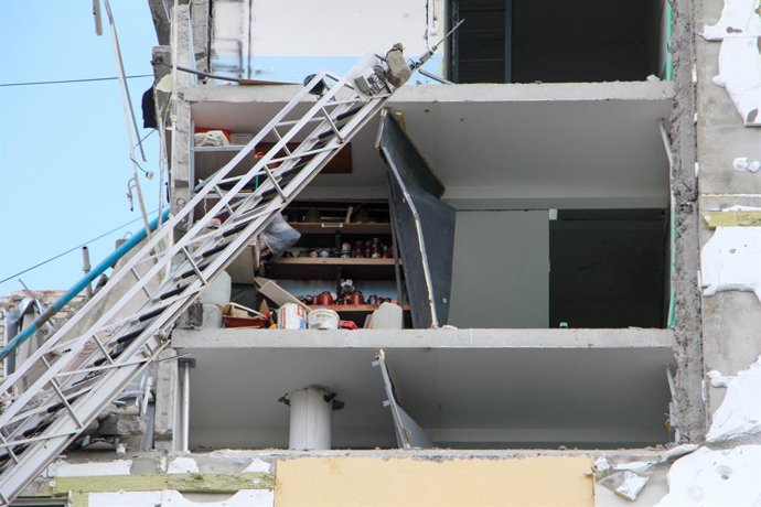 Archivo - Arquivo - RÚSSIA, SARATOV - 25 DE JULHO DE 2025: Remoção dos escombros no local do desabamento de uma parte do prédio de apartamentos atingido por uma explosão