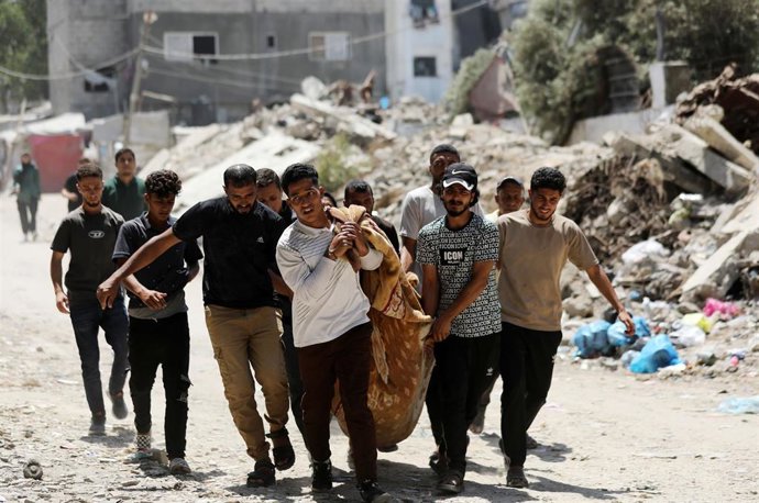 Archivo -  Los familiares despiden los cuerpos de dos palestinos en el hospital Al Shifa de la ciudad de Gaza, tras haber fallecido en un ataque aéreo israelí contra el barrio de Sheikh Radwan, en la ciudad de Gaza.